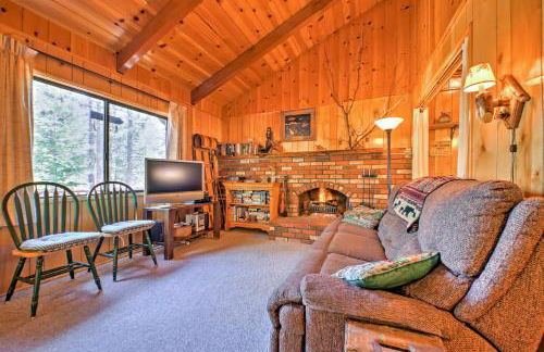 Big Bear Lake Cabin with Deck about 7 Mi to Ski Slopes! - Foto 1