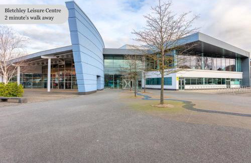 Elegant 2 Bedroom Apartment with Balcony - Near the High Street - Free Parking, Fast Wifi and Sky TV by Yoko Property - Foto 28