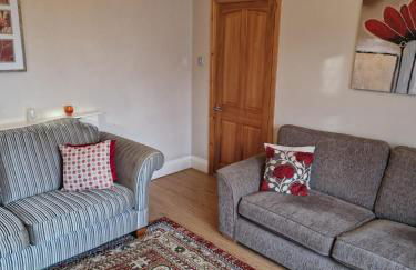 Hereford City - Goldcrest House - 4 Bedroom House With Parking, Located Very Close To City Centre & River Wye - Sleeps Up To 6 Guests - Hosted by RENTMYHOUSE - Photo 8
