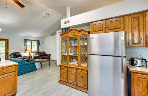 2 Mi to Cedar Lake Quiet Home with Fire Pit and Deck - Foto 11