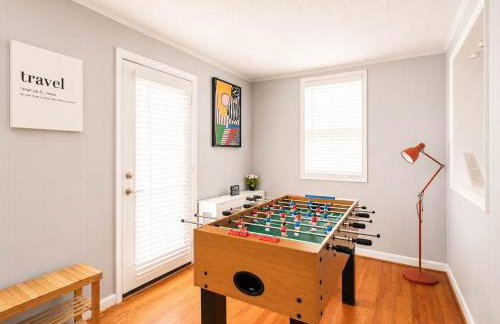 Charming Townhouse Retreat by CozySuites - Foto 27