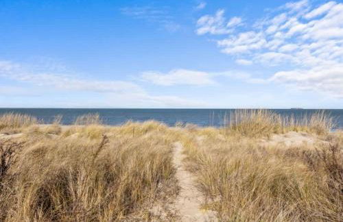 Relaxing Coastal 2BR Near Beach Sleeps 4 - Foto 6