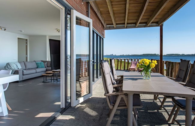 Exclusive Apartment on the Ground Floor Directly Located on the Water - Foto 1