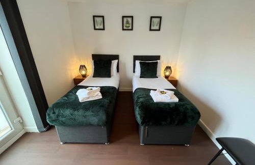 Stylish 2 Bed Riverside Flat, Single or Kingsize beds, Free Parking - Photo 4