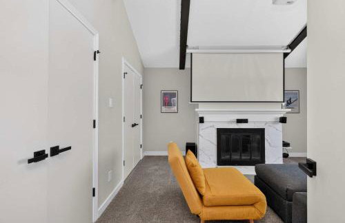 Perfect Getaway Home w Pool Jacuzzi Cinema Room - Photo 27