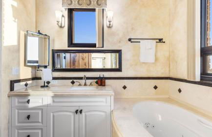 Soaking Tub Vineyard Views Wine Trail Access The Casita at Vines Estate by AvantStay - Foto 12