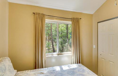 4 Mi to Rainbow Lake! Cozy Forest-View Gem with Deck - Foto 15