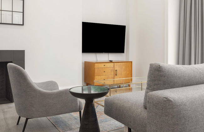 Sosuite Window Wall 1BR Apt w W D Desk - Photo 13