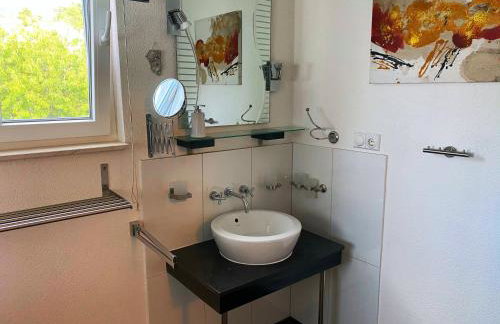 Modern Red & Blue Apartment - Photo 18