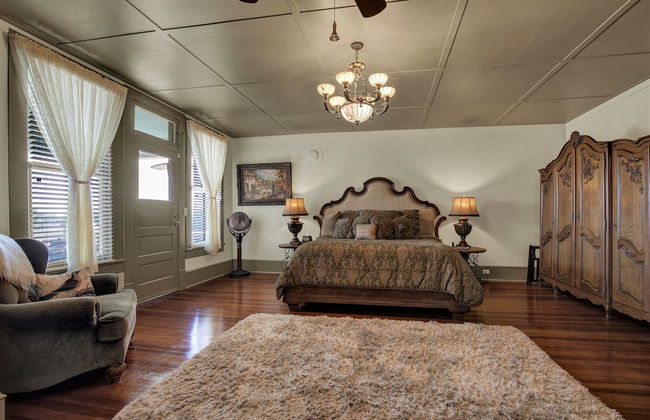 Beautiful and Unique Home With Fireplace and Pool! - Photo 9