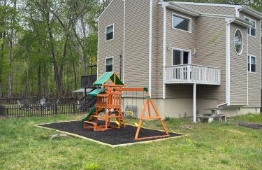 Poconos Modern Chalet I Hot Tub I Home Theater I Fenced Yard I Pet Friendly - Foto 2