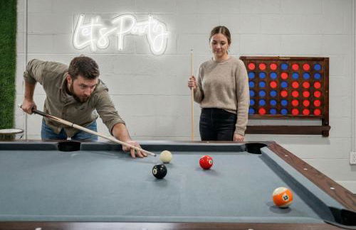 Backyard Oasis Heated Pool Game Room Gazebo - Foto 3