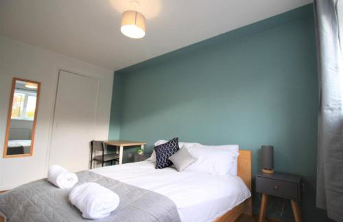 St James House - Charming 3 bed, 2 bathrooms, driveway parking, close to town centre - Photo 19