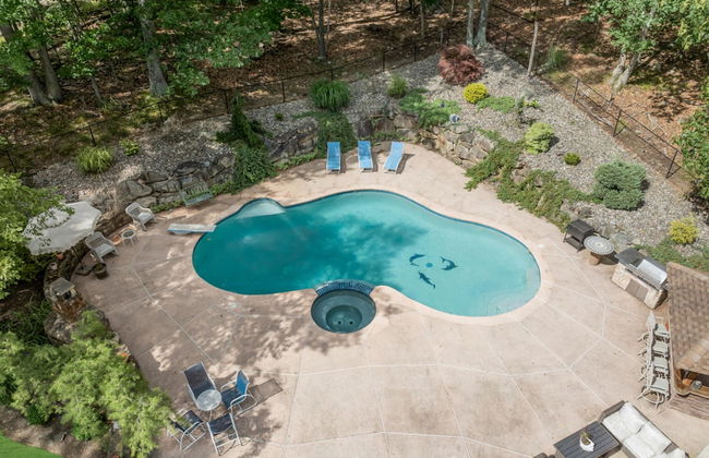 Family Retreat With Autumn Views and Fireplace - Photo 2