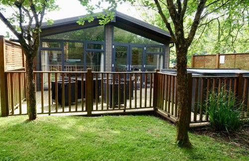 Spacious Oak Cabin with Hot Tub - Devon - Foto 2