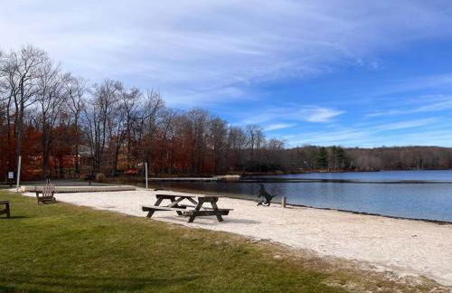 Stylish and Cozy Cabin, Walking Distance to Big Bass Lake - Foto 45