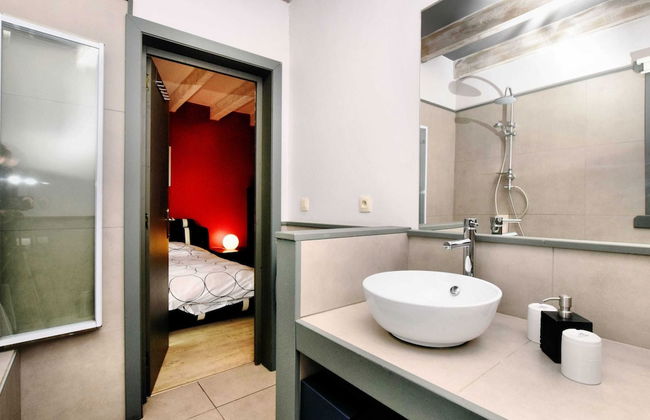 Beautiful Villa with Heated Outdoor Pool, Sauna, Hot Tub in Forest - Photo 24