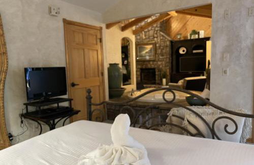 C19, One bedroom luxury, log-sided Couple's Cottage with private hot tub and unique extras cottage - Foto 15