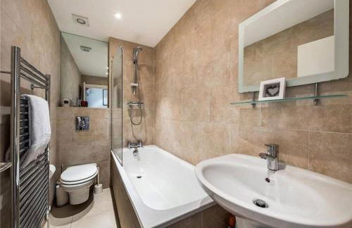 Hobart Home, spacious 2-bed flat in Pimlico - Photo 3