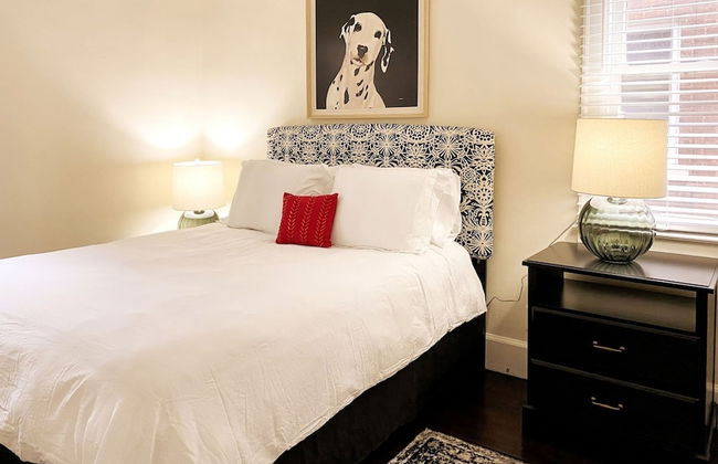 Gather Around the Mid-century Table at a Tranquil Haven - Foto 9