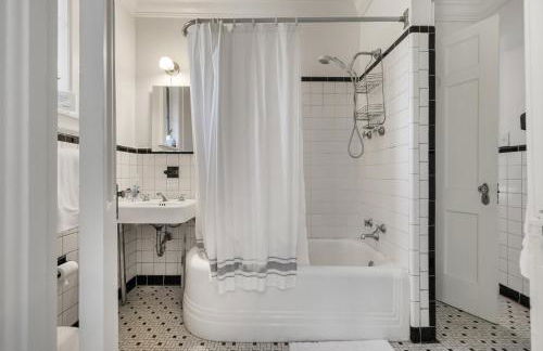 Stylish Mountain Retreat with Sunroom and Pergola - Foto 56