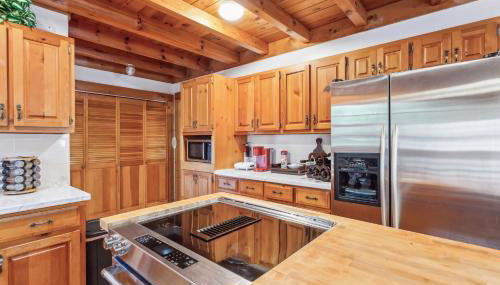 Cabin Bliss - Just 1 Mile from Lake Lanier - Foto 4, stove, pet friendly, toaster, minibar