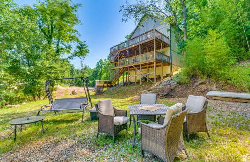 Lakefront Retreat with Multi-Level Deck and Dock! - Foto 2