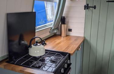 Mini Escape - 2 Berth Narrowboat on the Grand Union, Hertfordshire - Photo 5