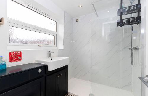 Bright & Comfortable 4-Bed Home 9 mins from Newcastle City Center - Free Parking - Foto 17