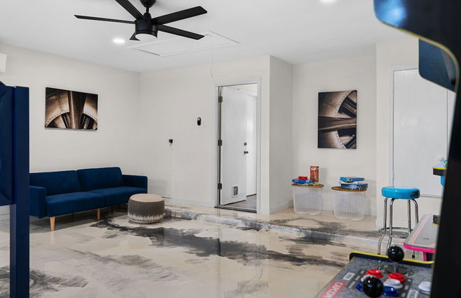 High End Home w Pool Hot Tub Gameroom - Photo 44