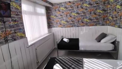 Ladbury House in Walsall near M6, Walsall Uni and Hospital, with free parking and easy access to Birmingham city centre and West Bromwich, only 20 mins to NEC and Birmingham airport, 15 mins to Villa Park, Great for contractors! - Foto 5