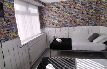 Ladbury House in Walsall near M6, Walsall Uni and Hospital, with free parking and easy access to Birmingham city centre and West Bromwich, only 20 mins to NEC and Birmingham airport, 15 mins to Villa Park, Great for contractors! - Foto 5