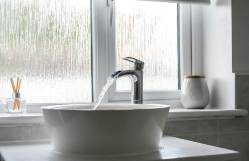 Pass The Keys Picture Perfect Haven in Didsbury Village - Free Parking & EV Station - Photo 37