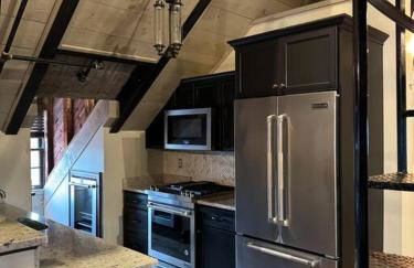 Upscale Industrial Penthouse - Foto 19