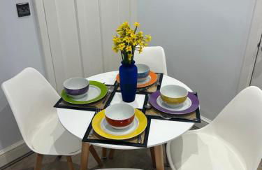 Large 3 bedrm apartment in heart of Theatre Land - Photo 20