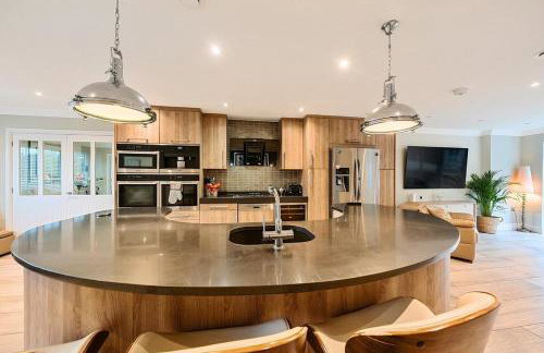 Luxurious Modern Henley Home with Pool & Hot Tub, 5 Bedrooms, Parking - Foto 17