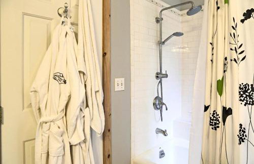 Berkshires Home on 11 Acres with Pond and 2 Fire Pits! - Foto 13