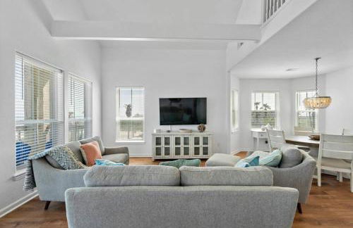 Beach House Located Steps from the Beach - Photo 14