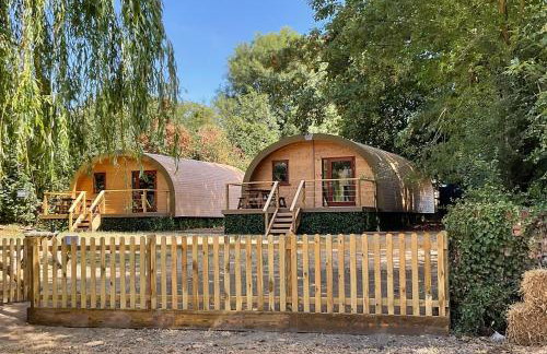 Cosy and eco-friendly cabins next to 16th century pub - Foto 1