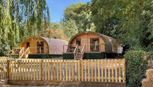 Cosy and eco-friendly cabins next to 16th century pub - Foto 1