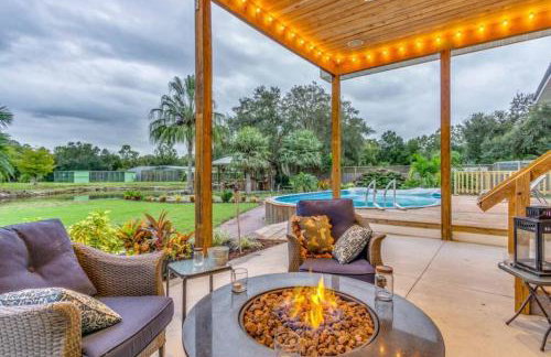 Tropical getaway Pool and tiki bar - Photo 1