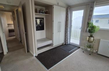 The Blue Lagoon 2 bedroom lodge with hot tub - Foto 18