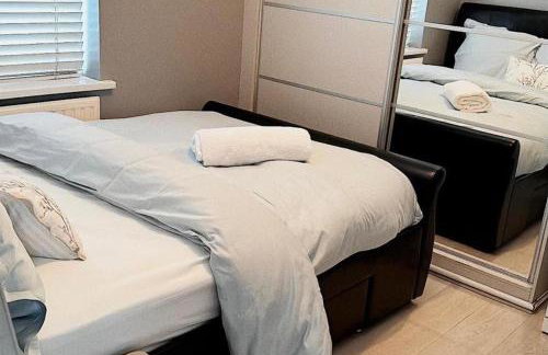 4 Bed House-Garden-Parking-15 min Elizabeth Line - Foto 34