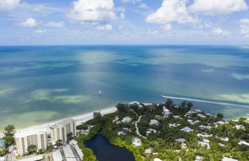 Private Village Home with Heated pool & spa with private front courtyard - Photo 73