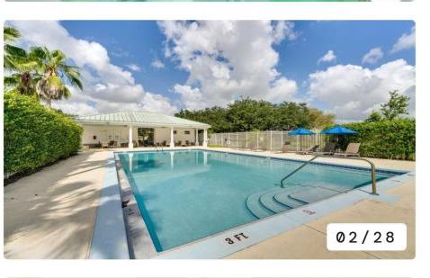 Spacious 3 bedroom pool home with lake view - Foto 27