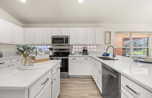 654- Newly Renovated Fabulous 4-Bedroom Pool Home in Watersong Resort, Game Room, Theater Room and More - Foto 21