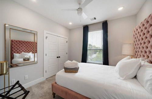 Black House - Downtown Elegance with HotTub and King Beds - Foto 31