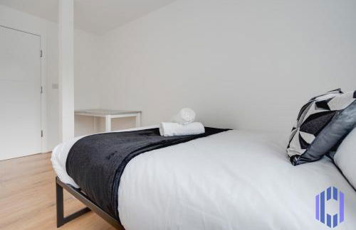 Sophisticated & Stylish Flat near Manchester Airport - Sleeps 9 - Foto 13