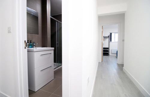 New Cardiff Bloc Exclusive Apartments By Prime Stays - Shops and Parking - Great for Groups and Families - Foto 21