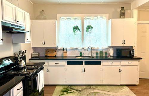 Bright & Airy 2BR 1BA Home Near The Riverfront - Foto 16